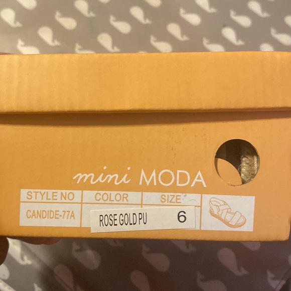 NWT Mini Moda Girls Sandals
Size: 6 
Rose Gold
Adorable! New, with tag and box. - Picture 3 of 3